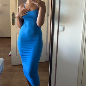 Klänning - Blå stretchig sommarklänning med skönt bommulsmaterial. 