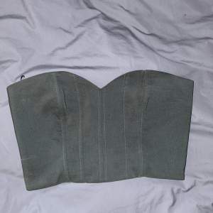 Jätte fin corsette från zara. Aldrig använd då den är lite för lite för mig. Pris kan diskuteras 