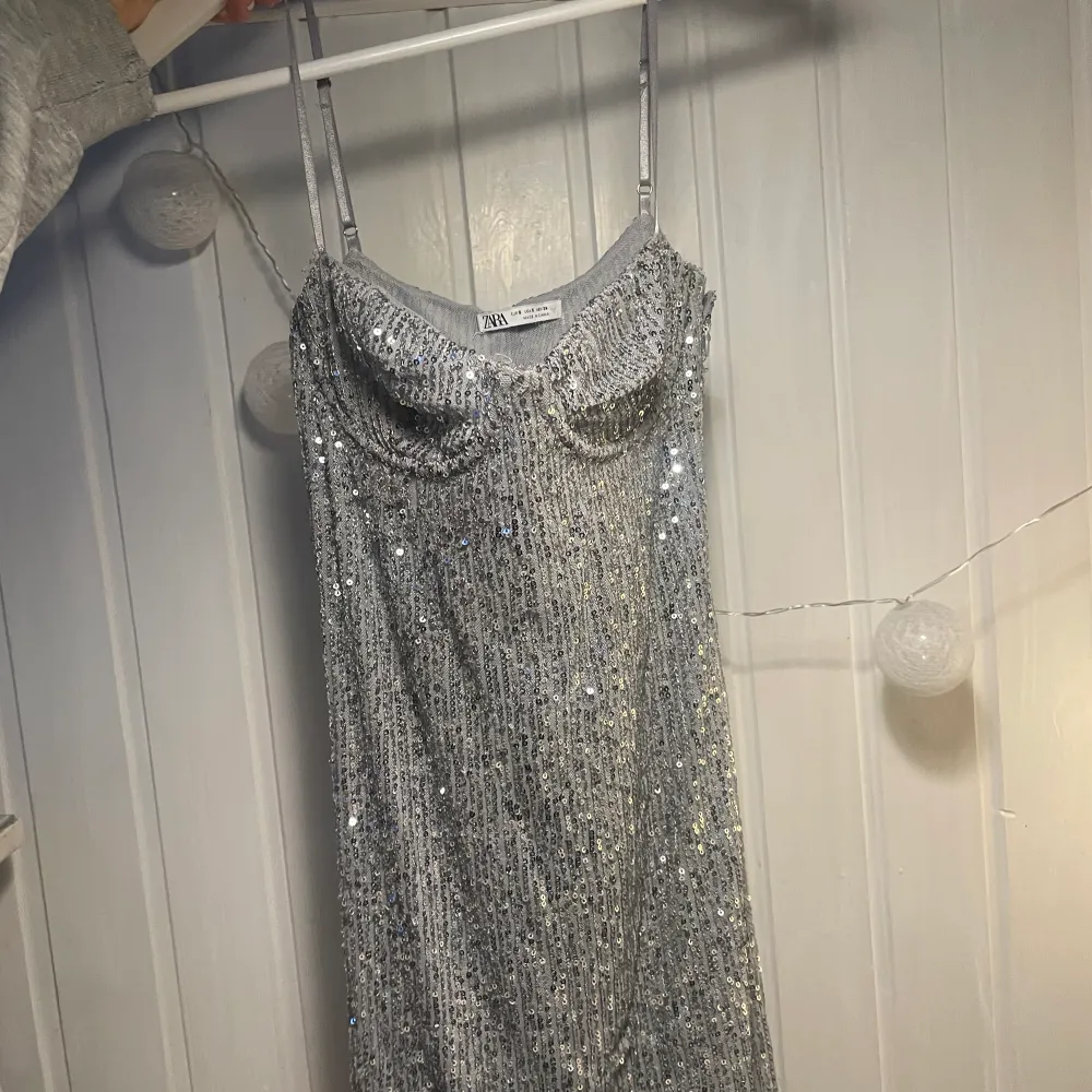 Intressekoll på mina fina kläning från zara som passar perfekt nu till nyår!⭐️🤍. Klänningar.