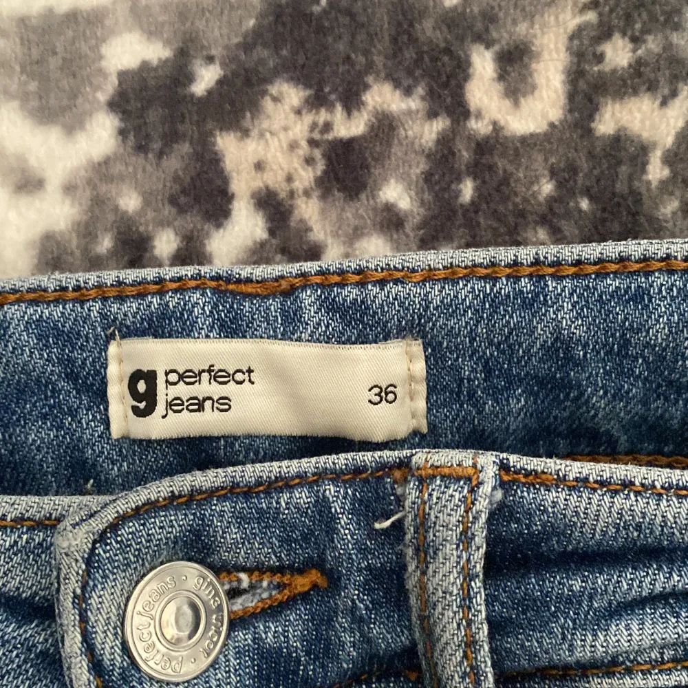  jeans som jag säljer då den inte kommer t ngn andvändning! Köptes för 399 säljer för 200!. Jeans & Byxor.