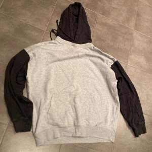 Brandy Melville oversized hoodie, gråmelerad med svarta armar och huva, fint skick, stl : Oversized/One size