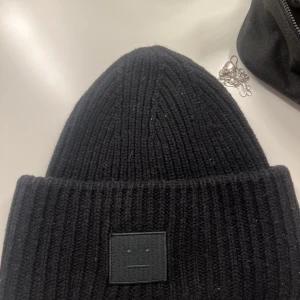 Acne mössa  - Superfin acne mössa som knappt är använd