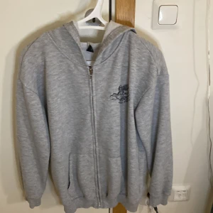 Grå zip up hoodie - Zip up från shein💗 ser inga defekter. Den är xs men sitter baggy. Skriv om fler frågor💗 