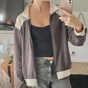 Sportig kofta - Cool tröja perfelt nu till de kallare vädret, är knappt använd 💕💕 Är storlek 46 men passar perfelt oversize på mig som bär XS 🥰Kom gärna privat vid frågor eller föer bilder ☺️ Klicka inte på köp nu💗