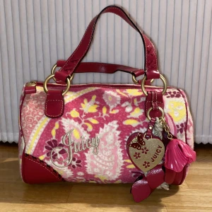 Färgglad vintage Juicy Couture väska 💖 - ☆ Superfin, unik och rare Juicy väska~ ☆ Mycket bra skick förutom slitningar på insidan som det brukar vara. Annars är allt fint! ☆ Handväska, mellanstor. ☆ Kolla gärna in min profil för fler plagg och mycket y2k! 💝
