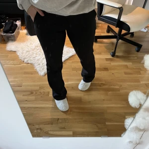 Lågmidjade kostymbyxor - Snygga lågmidjade kostymbyxor från bikbok❤️ har tyvärr blivit försmå för mig. Byxorna hade slit vid fötterna från början men har sytt ihop det! Storlek 38 men passar 36