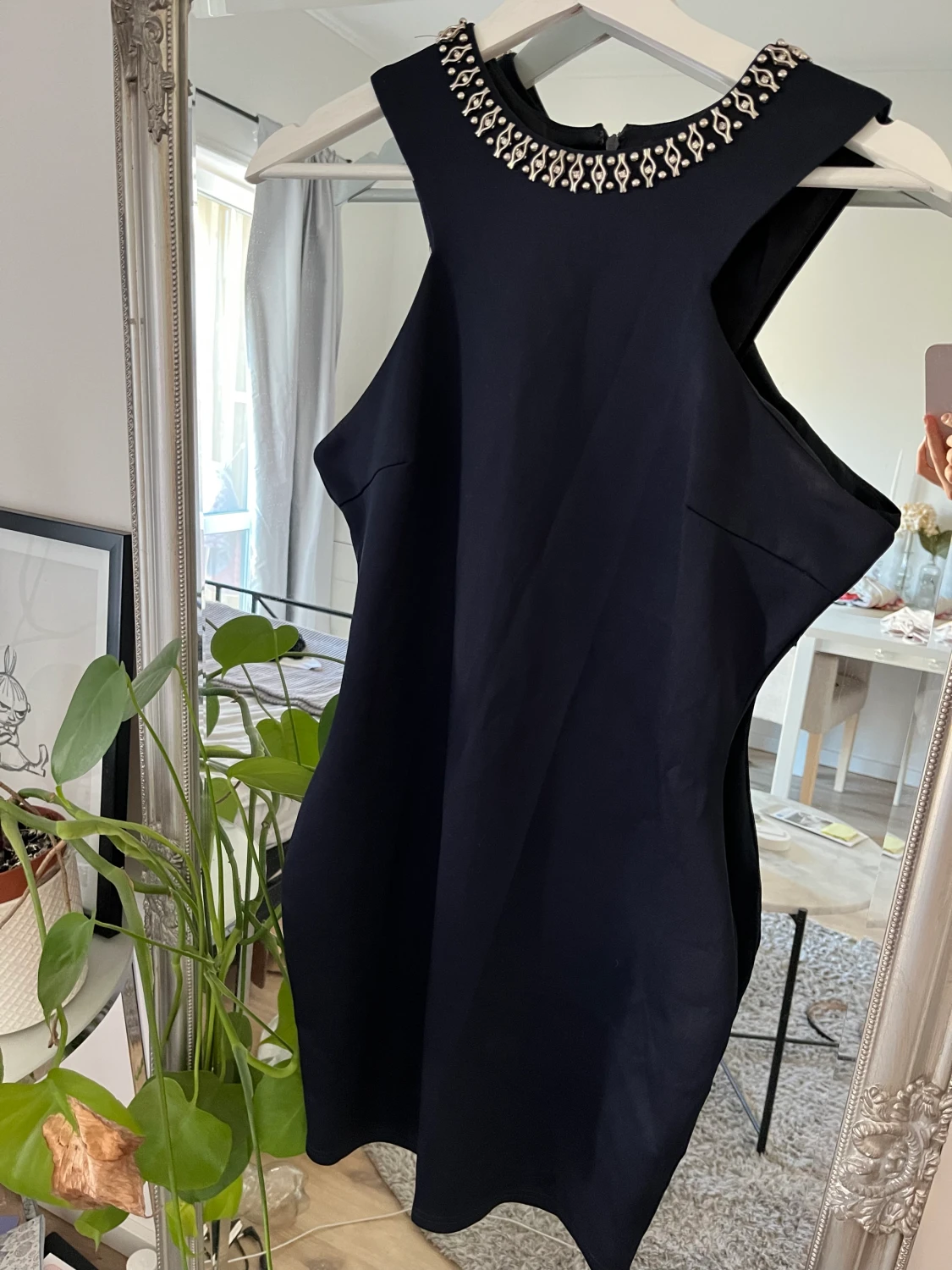 Mörkblå finklänning