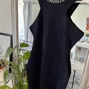 Kroppformad klänning med fina paljetter och pärlor vid halsen. Använd 2 gånger   Väldigt fint skick   Köpare står för frakt!💙
