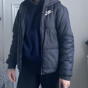 Jacka Nike  - Jacka från Nike i bra skick, nypris: 1200 kr. Använd gärna ”köp nu” funktionen och allt på min sida är 3 för 2😊💕