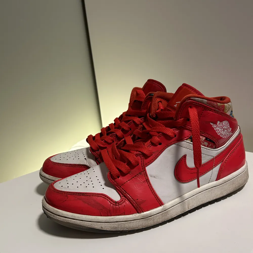 Jordan 1 Mid Barcelona🌹Klassisk sneaker i en snygg färg💸  Storlek 42 ✅Äkta⚡️ Passar både killar och tjejer. Skicka meddelande för frågor/fler bilder📸. Skor.