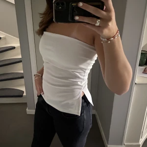 Off shoulder topp  - Fin off shoulder topp från Gina Tricot med slits på båda sidorna av toppen. Endast använd 1-2 gånger och i bra skick💓