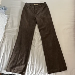 Kostymbyxor - Säljer mina fina kostymbyxor i brunt. Köpta på Humana, har tyvärr växt ur dem💕 Märket är EV, passar någon som använder XS/S och är runt 168 cm. Bara att skriva för fler frågor! 
