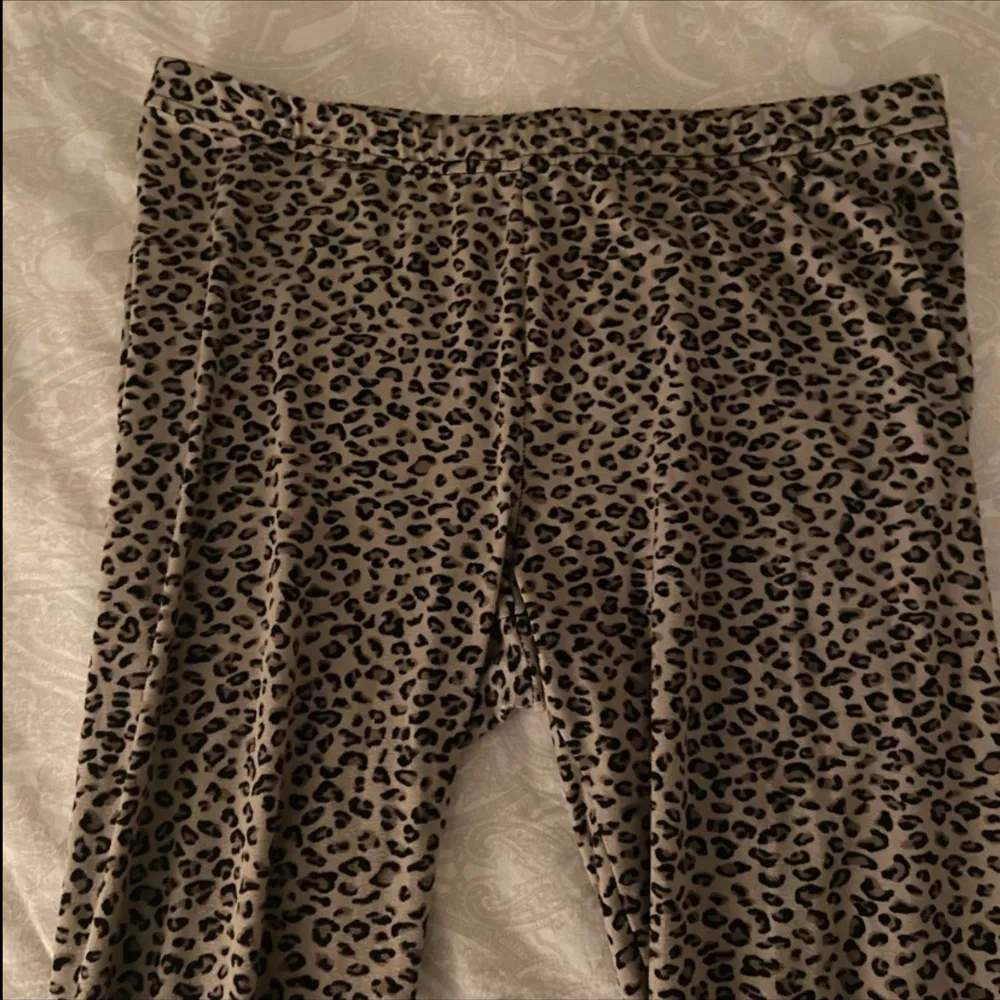 Säljer dessa otroligt sköna leggings i leopardmönster i storlek L/XL. Men skulle säga M/L. Det är polyester så de är jätte mjuka. De är gamla, minns ej vart ifrån de är. Jag trodde att de skulle ha ett litet hål men nu lyckas jag inte hitta det.drf priset. Jeans & Byxor.