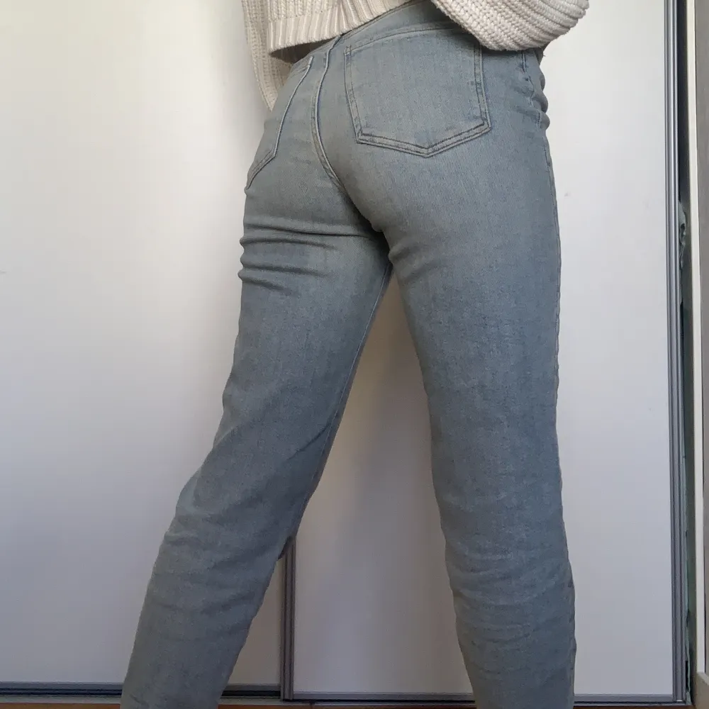 Snygga jeans som är väldigt bekväma att ha på sig eftersom att dom är stretchiga. Från Ginatricot i deras petite passform. Finns lite slitage längst upp på bakfickorna men annars väldigt fint skick. Storlek 34.. Jeans & Byxor.