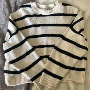 stickad tröja - säljer denna randiga stickade tröjan ifrån zalando då den inte kommer till användning längre.❤️