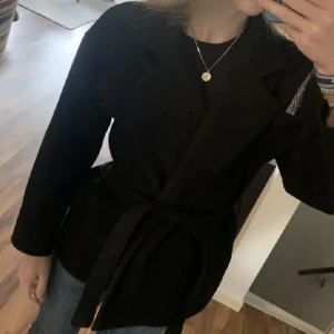 Kappa - En jättefin kappa från Missay. Perfekt till hösten och toppen skick🥰 För bilder eller frågor är det bara o skriva till mig!😊 Inga skador, det går lätt att ha en tjocktröja under!