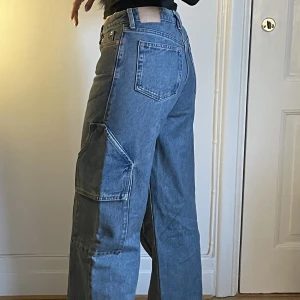 Cargo jeans weekday - Använda två gånger så i nyskick! Jag är en W25/171 och dessa är W27. Sitter fint på mig men är normala i storleken, jag gillar att de sitter lite på höfterna :)