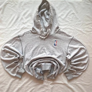 Nba adidas hoodie - !Inte mina bilder! Köpt på vinted för 150 kr säljer nu för 90 kr. Har inte använt den själv pga att den var för liten för mig. Har en liten defekt nere vi armen, skriv om du vill se en bild på den.