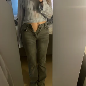 Mörkgråa high/mid Waits jeans - I bra skick men säljer pågrundav att de e för små