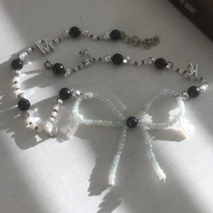 svartvitt rosett halsband!! 🐩🐈‍⬛ - skit gullig unik!!!! statement piece!!! hemmagjord!! 🦨🦢🐾🐩🐈‍⬛🐇