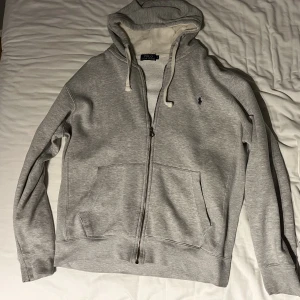 Ralph lauren zip - Säljer då den inte passade mig. Storlek L men passar även M. Köpt på plick.