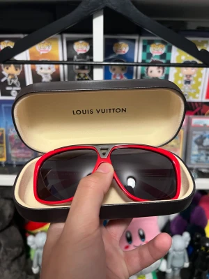 Louis Vuitton Evidence Red - Röd sällsynt färg i utmärkt skick utan anmärkningar! Kommer med box, bild på kvitto och glasögon fodral.