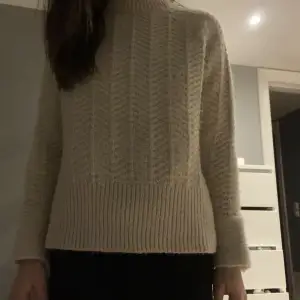 Stickad beige tröja HM, hittar inte på hemsidan men nypris 399 eller a 400kr. ❤️❤️ kan gå ned till 200 vid snabb affär/köp 🫶🏻😍❤️