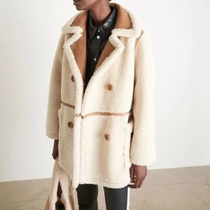 Stand studio Chloe jacka - Stand studio Chloe jacket.  Jackan är skräddarsydd av mjuk faux shearling med brun baksida i fuskmocka. Ordinarie pris ligger på minst 4000kr. Jackan är använd fåtal gånger, men ser oanvänd ut.  