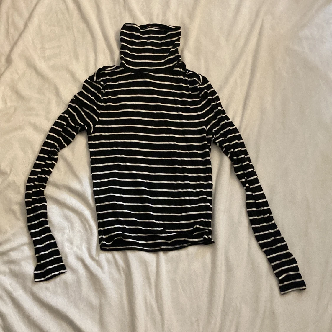 Randig tajt polotröja