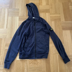Stone Island Hoodie - Bra skick Nypris 2000