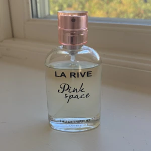 La Rive parfym pink space - Sparsamt använd parfym från La Rive i ”Pink Space”💓säljer då den inte kommer till användning längre💌