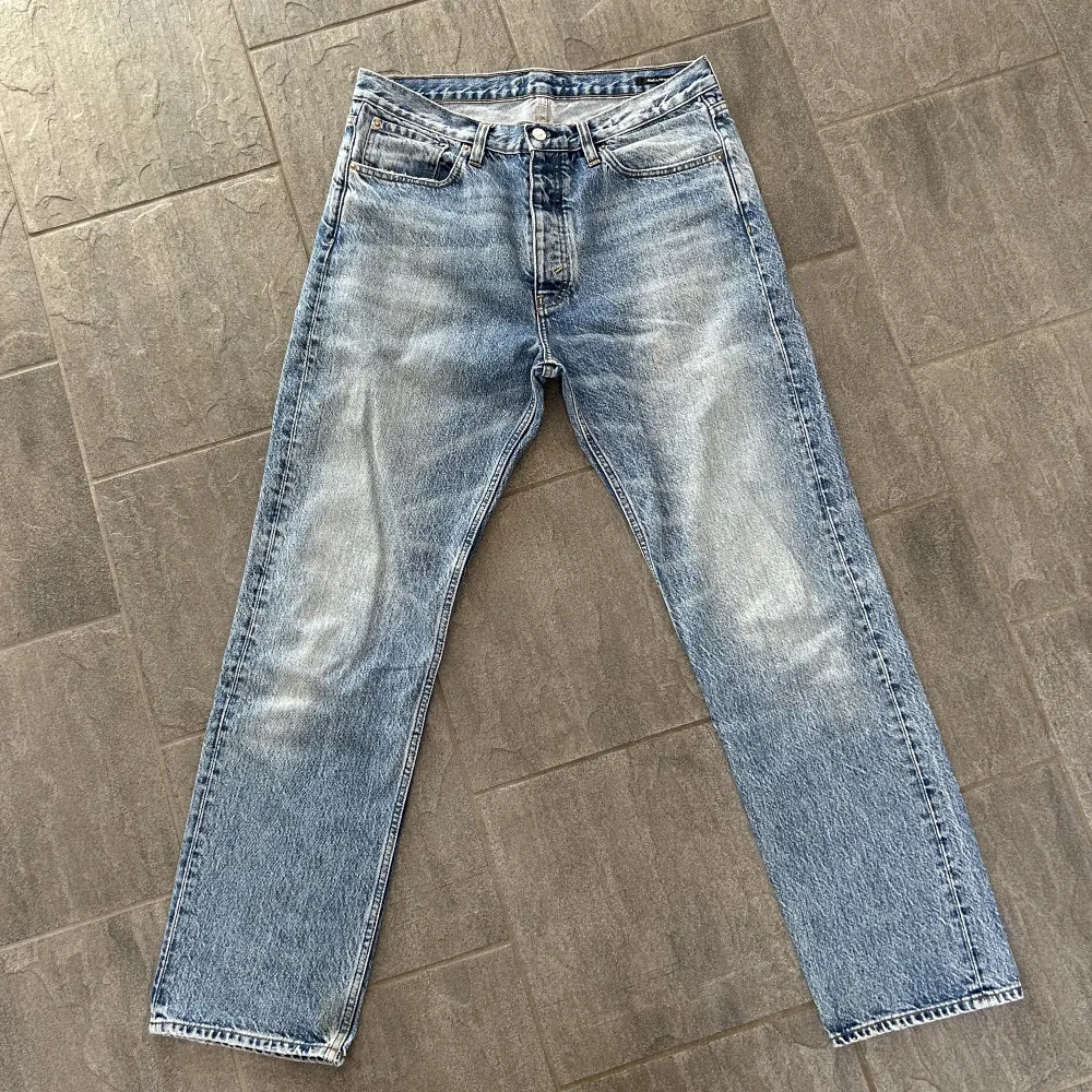 Säljer ett par riktigt snygga hope jeans i en väldigt cool blå färg. Modellen heter blend. Storlek 32, i fint skick!🤩. Jeans & Byxor.