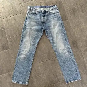 Säljer ett par riktigt snygga hope jeans i en väldigt cool blå färg. Modellen heter blend. Storlek 32, i fint skick!🤩