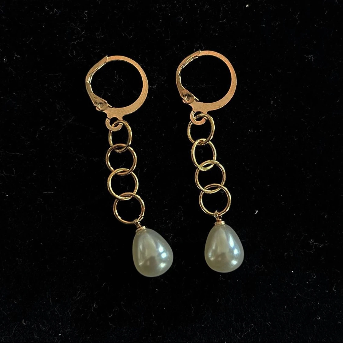 Långa små pärlörhängen 