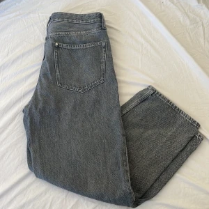  Svarta H&M jeans  - Ett par svarta H&M jeans. Byxorna är i Loose fit och i storlek 32/30. Jeansen är i utmärkt skick och har inga hål eller andra defekter. Hör av dig för fler bilder eller frågor.