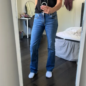 Pull&Bear - Säljer mina lågmidjade jeans från Pull&Bear då jag måste bli av med lite kläder💗 köparen står för frakten💗