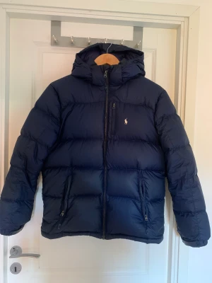 Ralph Lauren vinterjacka - Säljer denna riktigt feta vinterjacka som är perfekt nu till vintern pga att jag har växt ur den. 8/10 skick (Pris kan diskuteras)