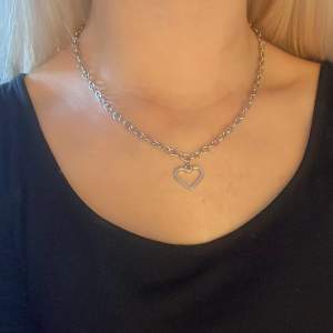 Ett gulligt silverhalsband med ett hjärta på! Kommer inte till användning då jag använder guldsmycken. Tryck gärna på köp nu!