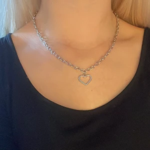 Silver halsband hjärta - Ett gulligt silverhalsband med ett hjärta på! Kommer inte till användning då jag använder guldsmycken. Tryck gärna på köp nu!