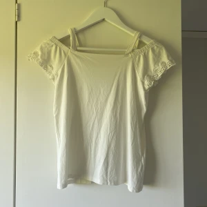 Vit topp - Säljer denna gulliga topp då den tyvärr inte kommer till användning längre🫶🏻