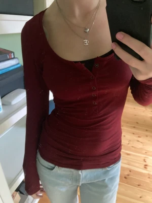 Långärmad vinröd tröja - Säljer denna super höstliga tröjan som inte kommer till användning 💘 Finast med ett linne under! Kan frakta eller mötas upp!! Skriv till mig om du har frågor eller vill ha fler bilder!