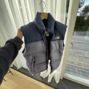 Vintage väst - Jättefin vintage north face-väst. Färgen är blå och den är köpt på WEvintage för 1400kr. Den har några enstaka fläckar som var där när jag köpte men inget man tänker på. Säljer för 700 kr🥰