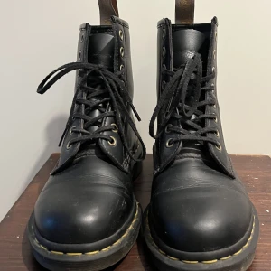 Dr martens kängor - vegan  - Veganska dr martens kängor, bra skick men man ser att dom är använda 