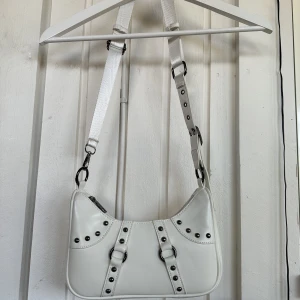 Vit väska från Monki - Väskan har justerbara band och har mycket fina detaljer. Sparsamt använd utan defekter💌