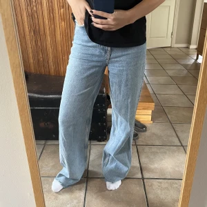 Zara jeans - Säljer dessa super snygga jeans från zara! Knappt använda och i bra skick🌟
