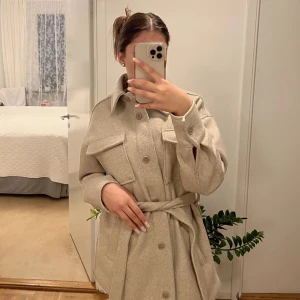 Bikbok kappa - Beige kappa från bikbok med knyt. 