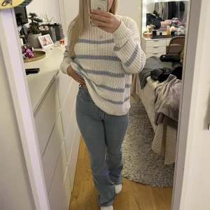 Ljusblå utsvängda jeans - Säljer dessa ljusblåa, utsvängda jeansen från Cubus som inte kommer till användning längre. Har knappt använt dom eftersom dom är för högmidjade för mig och dessutom är dom lite för långa för mig. Dom är väldigt sköna och ser nya ut. Jag är 1.61-1.62cm💗