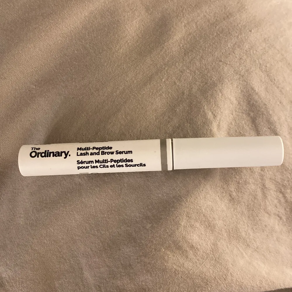 Säljer mitt lashserum från the ordinary🤍 köpt för 200kr, änvänt 4-5 gånger, skulle säga att nästan all produkt är kvar🤍Ger tjockare och längre fransar och bryn🤍. Övrigt.