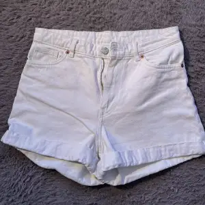 Vita högmidjade jeans shorts från monki, har nog använt hela två gånger. 