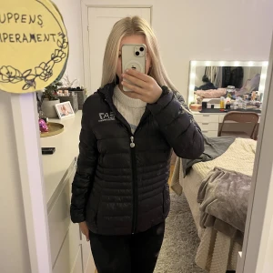 Emporio Armani Jacka - Säljer min Emporio Armani jacka eftersom jag inte har användning av den. Använt ett fåtal gånger, har en liten, liten rosa fläck på höger arm (skriv privat för bild) men inget som syns tydligt då luvan täcker. I storlek M, tycker den passar rätt bra. 💗💗💗